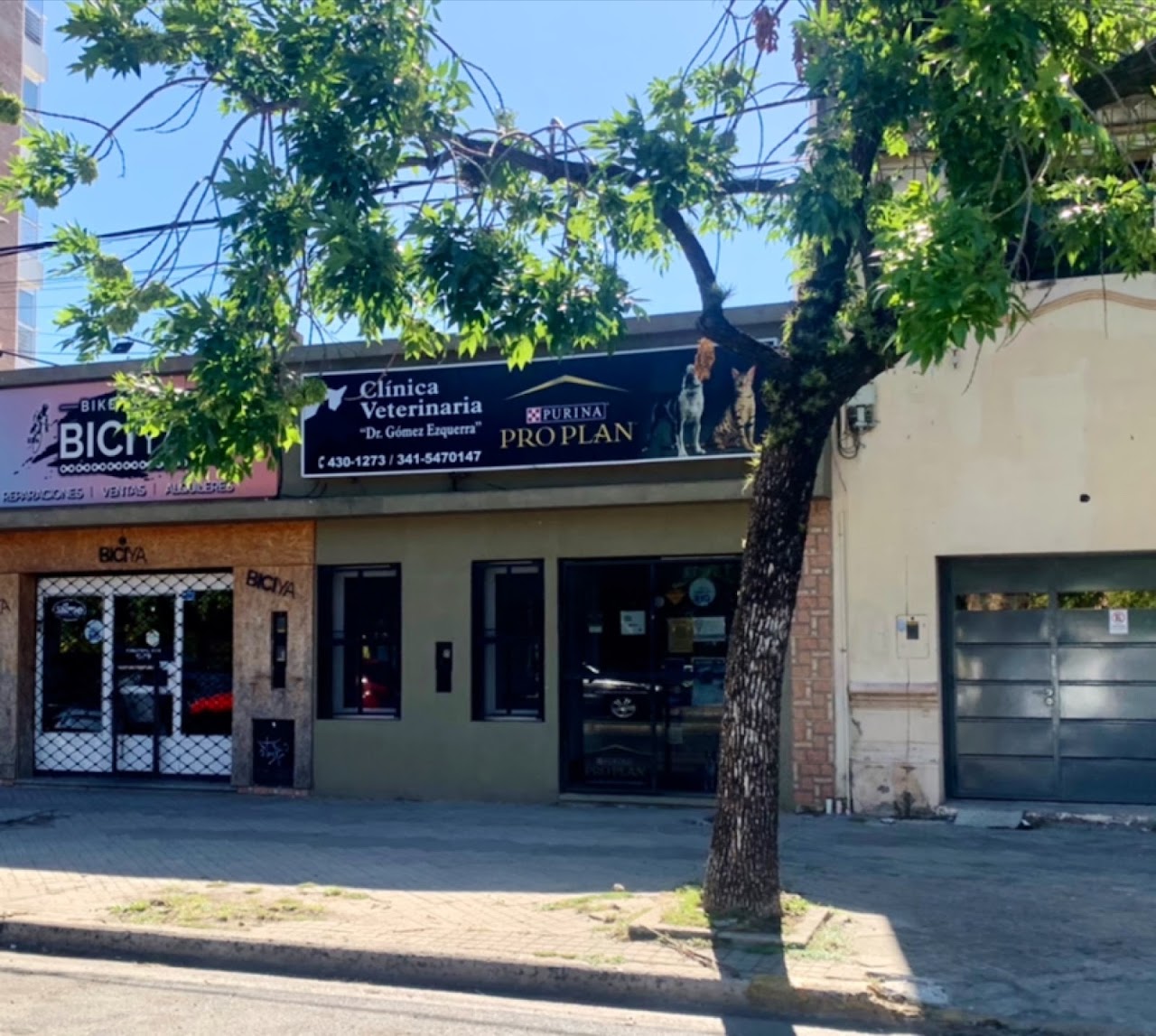 Vista de la fachada y cartel de la Clínica Veterinaria Dr. Gómez Ezquerra